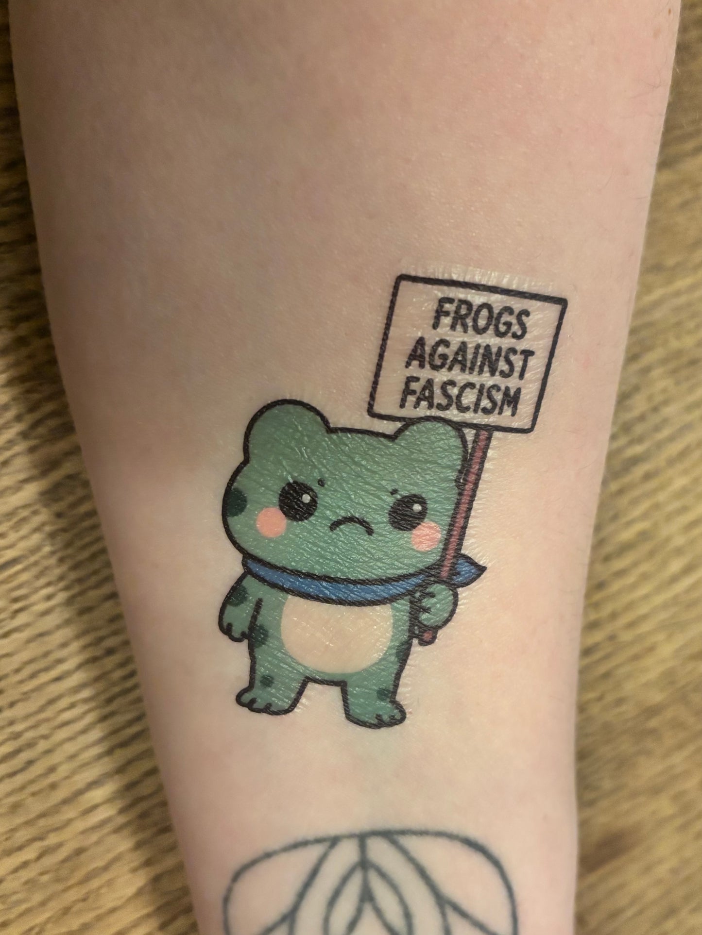 Temp. Tattoo „frogs against fascism“