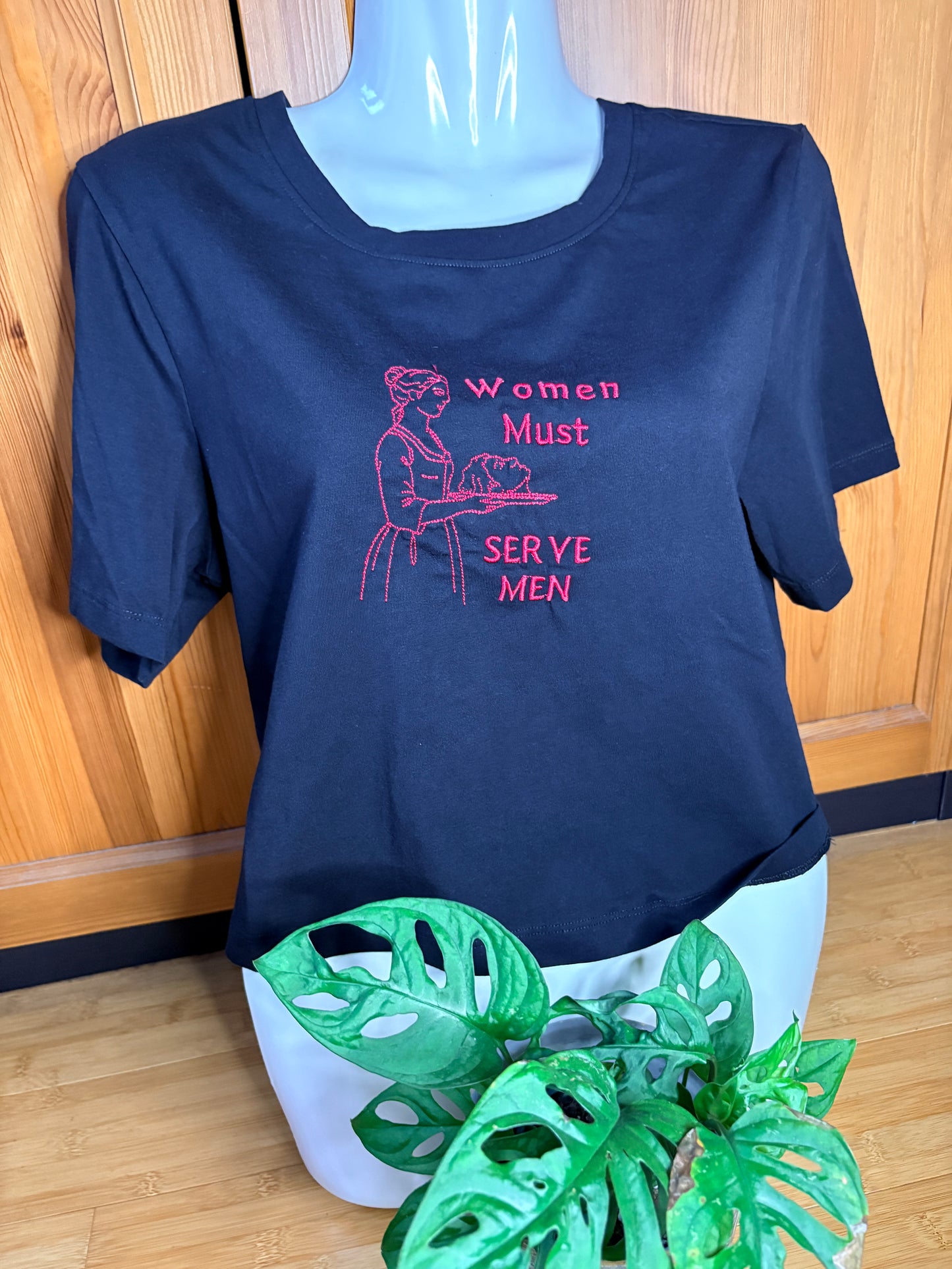 Shirt „Women must serve men“