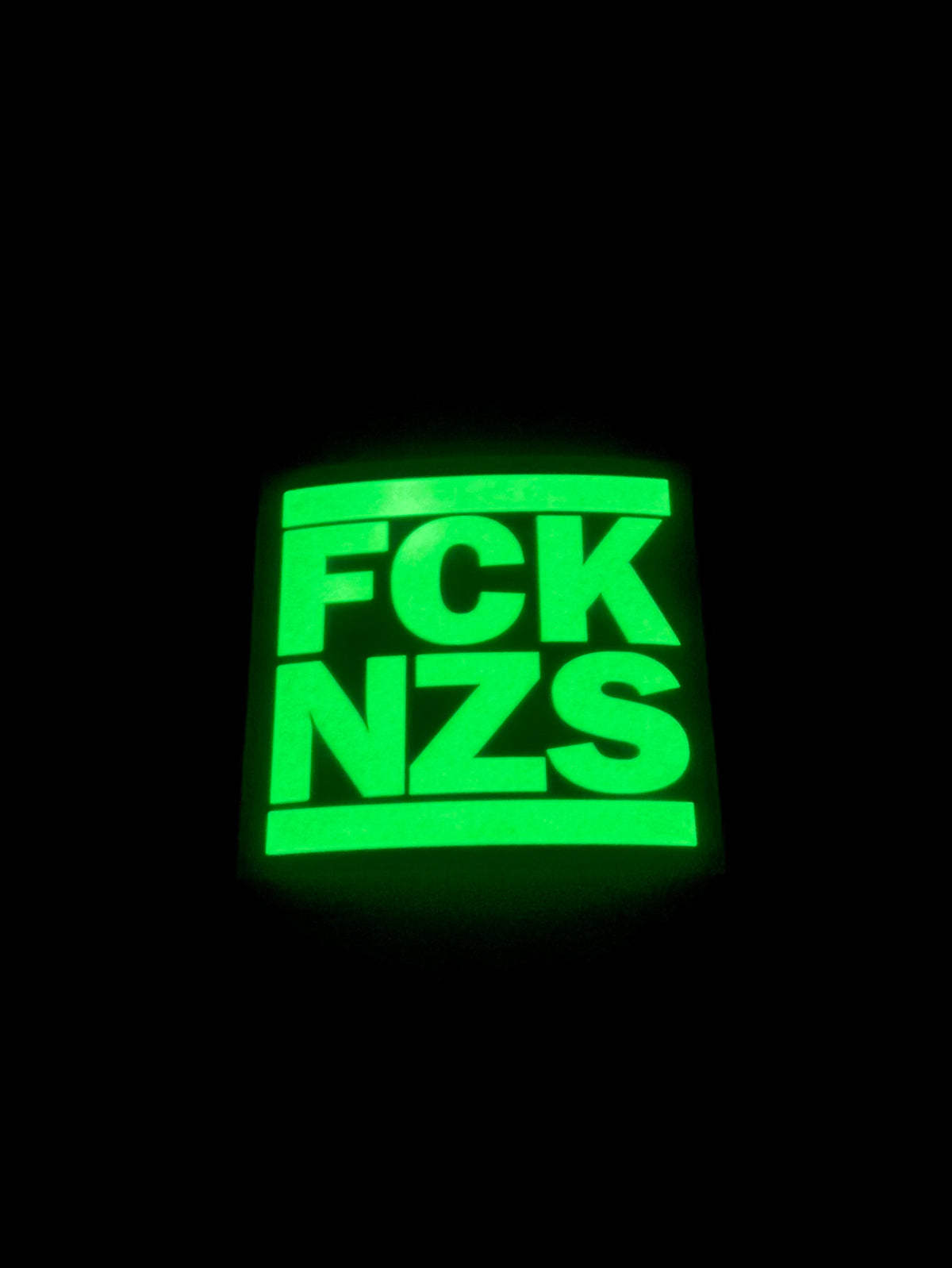 Bügelbild „FCK NZS“ nachtleuchtend